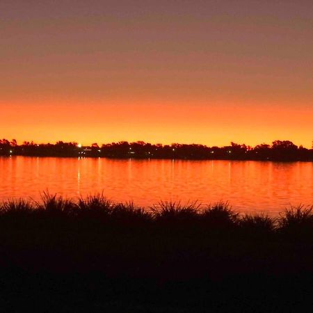 Lakehouse With Jetty & Pool Villa Yarrawonga Esterno foto