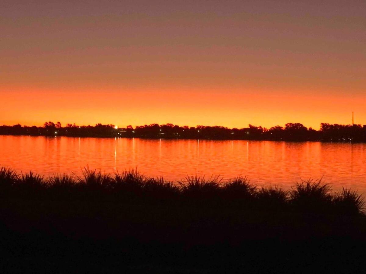 Lakehouse With Jetty & Pool Villa Yarrawonga Esterno foto