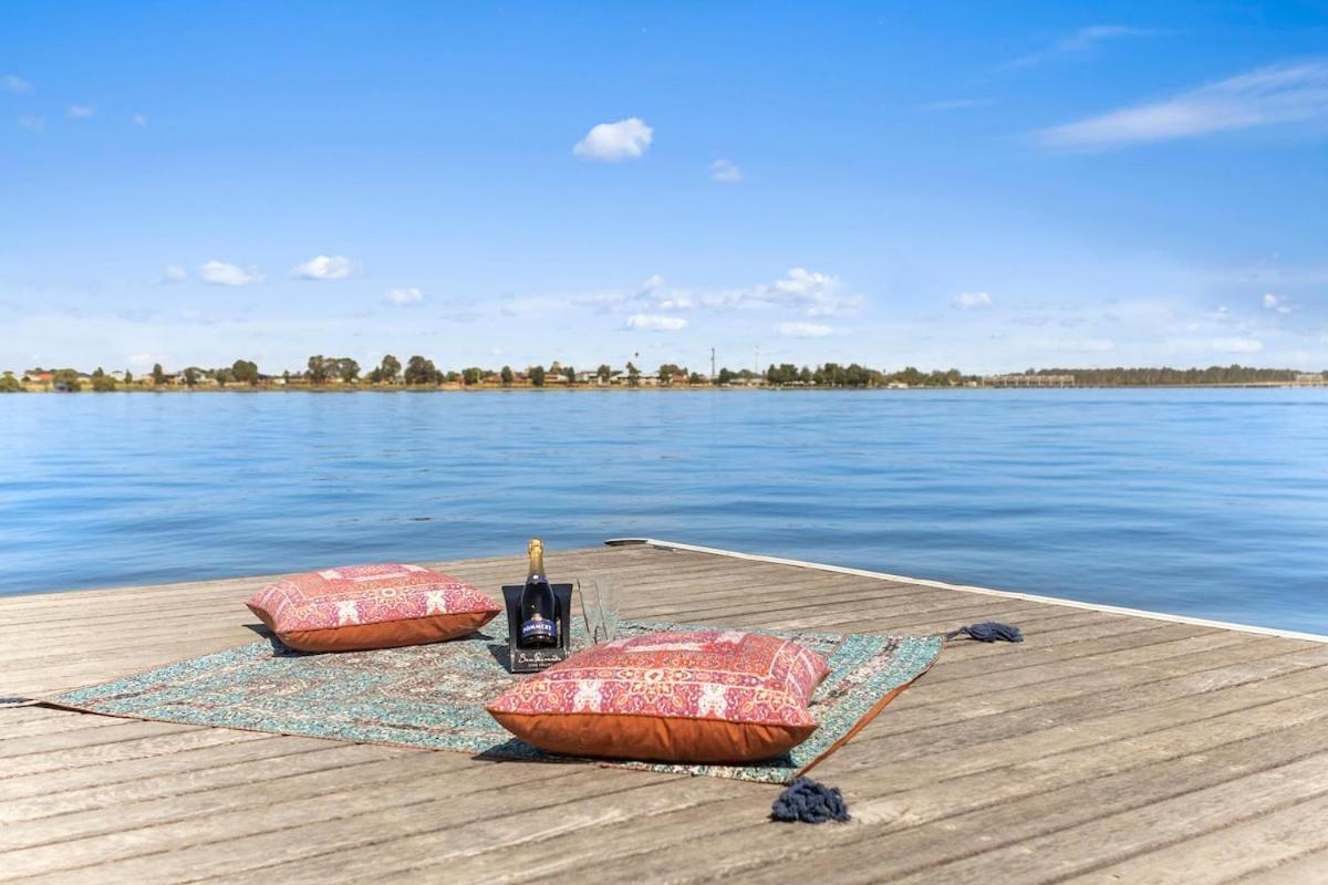 Lakehouse With Jetty & Pool Villa Yarrawonga Esterno foto