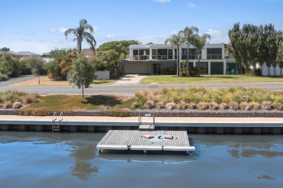 Lakehouse With Jetty & Pool Villa Yarrawonga Esterno foto